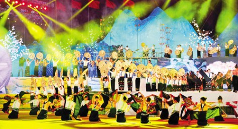 Chương trình nghệ thuật trong ngày hội dân tộc Thái. (ảnh Thanh Hà)