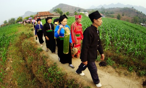 Dân bản cùng đi lấy nước.