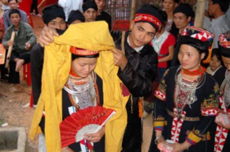 Dân tộc Thái có cả một kho tàng văn học dân gian quý báu ca ngợi tình yêu đôi lứa.