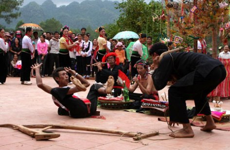 Phần hội diễn ra những trò diễn dân gian vui nhộn.