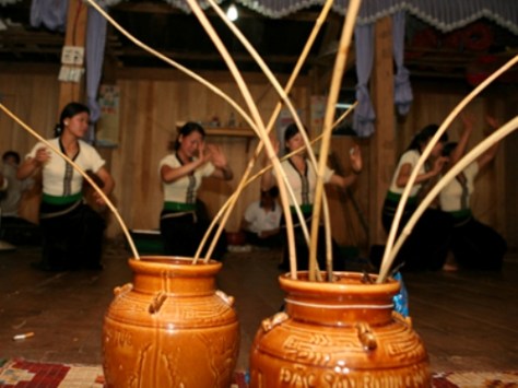 Rượu cần người Thái.