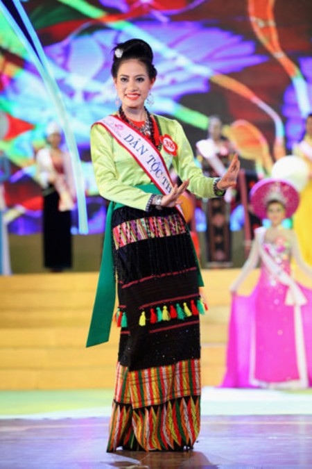 Thí sinh Nguyễn Thị Nhung, tộc Thổ, trong một kỳ thi Hoa Hậu Dân Tộc.