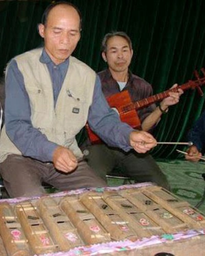 Nghệ nhân Trương Sông Hương với dàn đàn tính truyền thống.