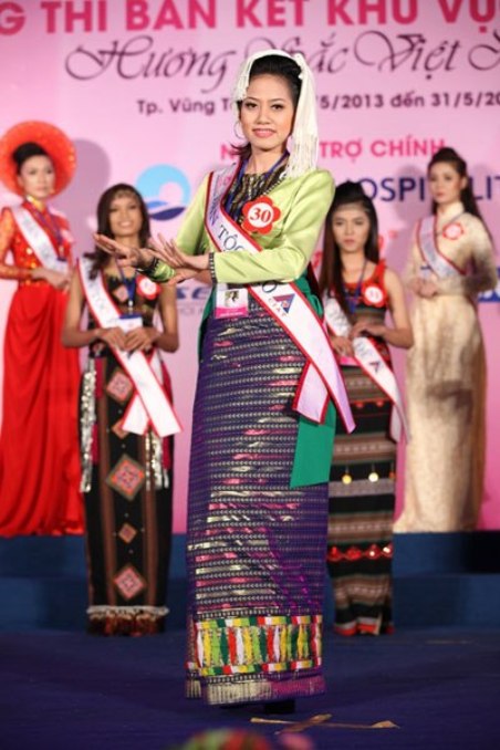 Thí sinh Nguyễn Thị Nhung, dân tộc Thổ, Nghệ An, trong một kỳ thi Hoa Hậu Dân Tộc.