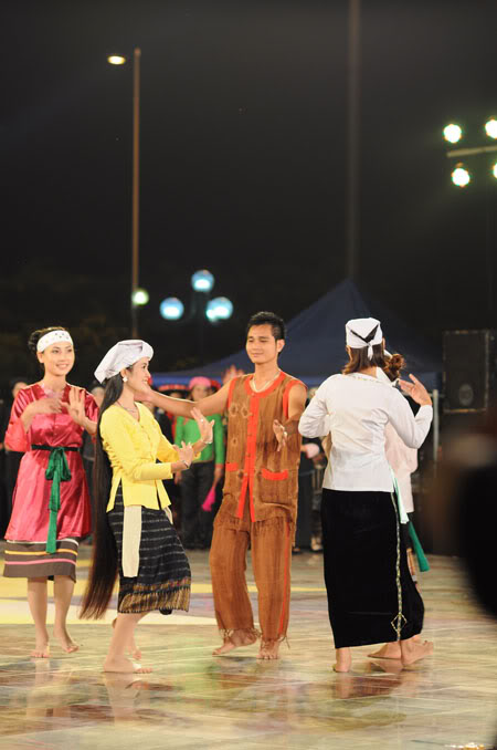 Trang phục nam, nữ dân tộc Thổ.