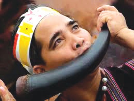 Độc tấu kèn sừng trâu.