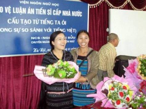 Chị Kê Sửu (Trương Thị Sửu) tại buổi bảo vệ luận án Tiến sĩ.