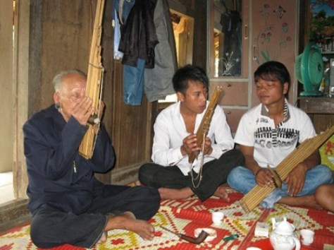 Già làng Kê Xâr thổi khên cho con cháu nghe.