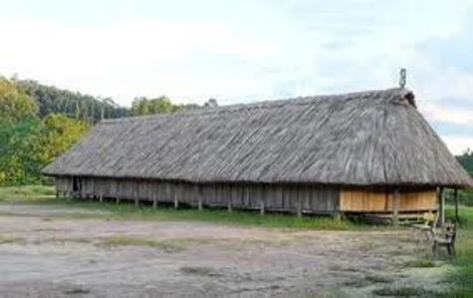 Nhà dài của người Tà Ôi.