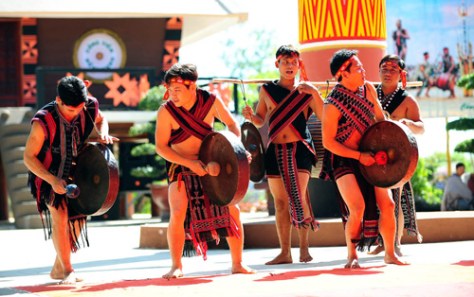 Tiết mục cồng chiêng của Đoàn dân tộc Tà Ôi (tỉnh Thừa Thiên Huế) biểu diễn tại Công viên Văn hóa Đồng Xanh. Thanh Hà – TTXVN