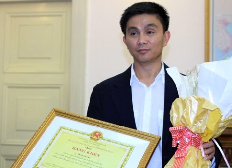 Anh Trần Thắng, người tặng gần 200 bản đồ Trung Quốc không có Hoàng Sa dành tặng cho Đà Nẵng. (Ảnh Nguyễn Đông)