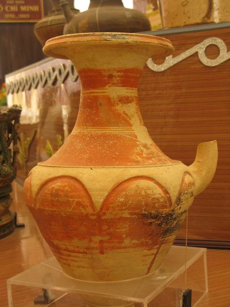 Bình gốm có vòi bằng đất nung, văn hóa Óc Eo.