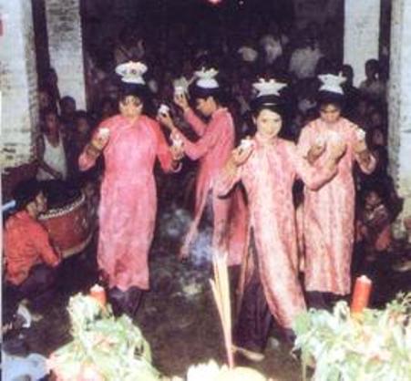 Phụ nữ tộc Kinh múa hoa đăng, trích Trung quốc dân tộc, Nxb Trung Quốc Dân tộc Nhiếp ảnh Nghệ thuật, Bắc Kinh, 1989.