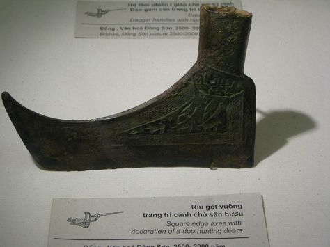 Rìu gót vuông có trang trí hình chó săn hươu.