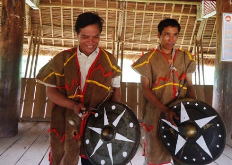 Bộ trang phục bằng vỏ cây của người Xơ Đăng.