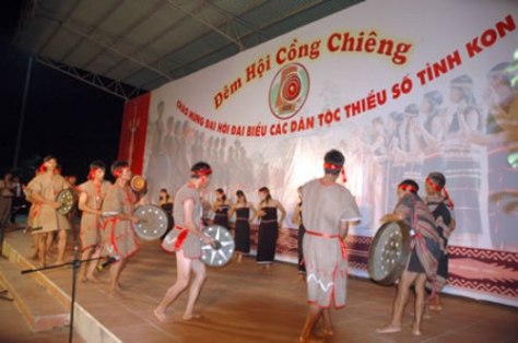 Người Xơ Đăng biểu diễn trong bộ trang phục bằng vỏ cây.