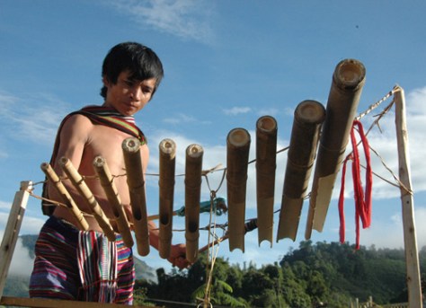 xd_Nghệ nhân Hồ Văn Thập (xã Trà Cang) diễn tấu đàn tơ rưng