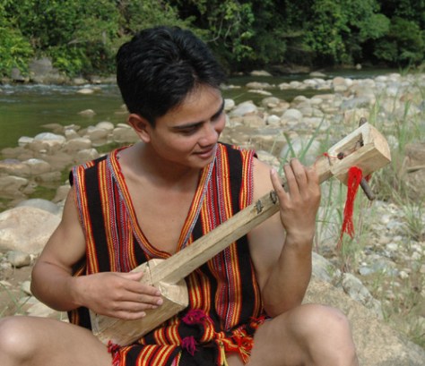 Nghệ nhân trẻ dân tộc Xơ Đăng (xã Trà Nam) diễn tấu đàn Prong ló.