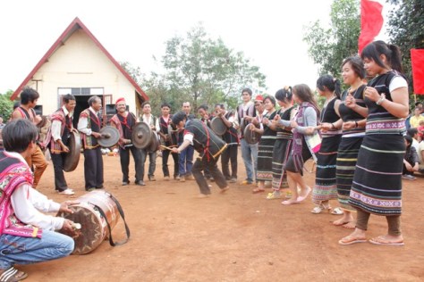 Tái hiện lễ đâm trâu trong lễ hội.
