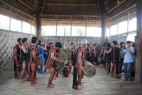 Trong các lễ hội của người Xơ Đăng, Cồng- Chiêng- Xoang- Chiêu là những thành tố có mối quan hệ chặt chẽ, hòa quyện không thể tách rời.