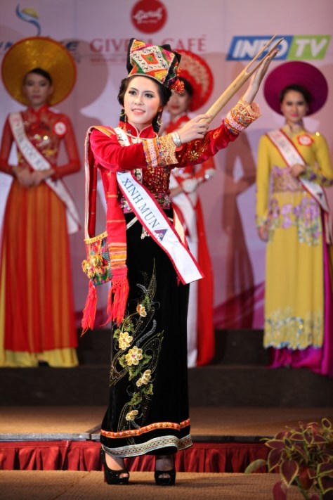 Lò Thị Minh, tộc Xinh Mun, trong kỳ thi Hoa Hậu Dân Tộc năm 2013.