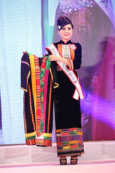 Á hậu Lò Thị Minh, với bộ áo dân tộc truyền thống của dân tộc Xinh Mun.