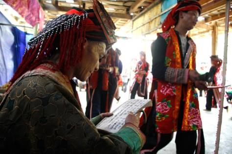 Người chủ trì lễ hội là những thầy mo trong bản.