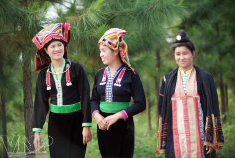 xm_Thiếu nữ dân tộc Kháng (bên trái) và Xinh Mun gặp nhau trong ngày hội.