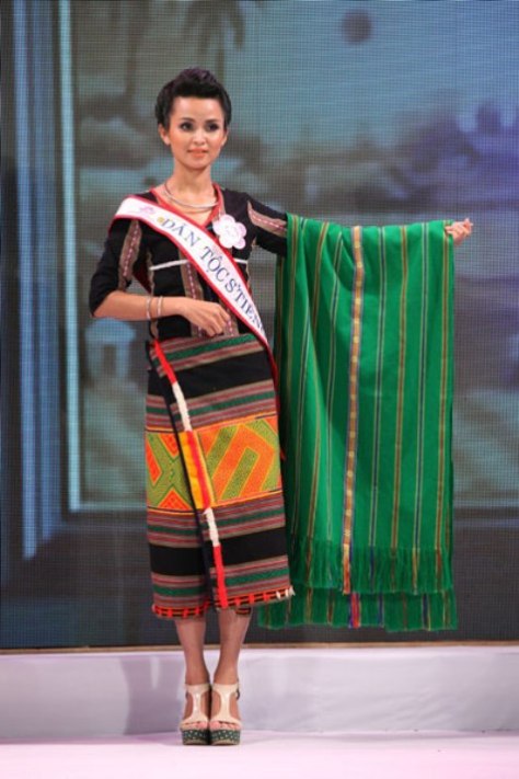 Thí sinh Hoa Hậu Dân Tộc, Điểu Thị Thu Trinh, dân tộc S’Tiêng với tấm khăn choàng làm bằng thổ cẩm của người S’Tiêng, đã được truyền từ đời này sang đời khác trong gia đình cô.