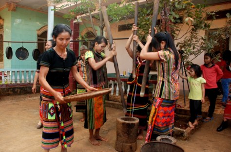 Tái hiện hình ảnh giã gạo trên sóc Bom Bo.