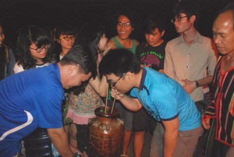 Và sau đó, thưởng thức món rượu cần.