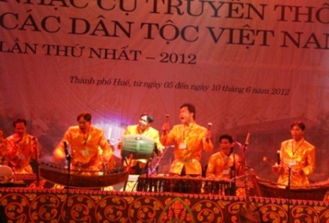 Đội thông tin văn nghệ Khmer tỉnh Bạc Liêu trình diễn những nhạc cụ rất lạ.