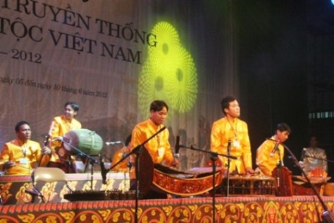 Các nghệ nhân chơi rất say sưa và có hồn.