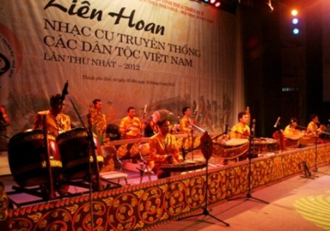 Dàn nhạc Khmer phát ra những âm thanh lạ, khác hẳn với những dàn nhạc dân tộc đã trình diễn 3 ngày qua. Đây cũng là đại diện miền Nam duy nhất trong số 19 đội dự liên hoan.