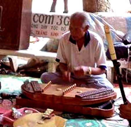 Diễn tấu Khưm tôch trong dàn nhạc dây Chùa Dơi – Sóc Trăng.