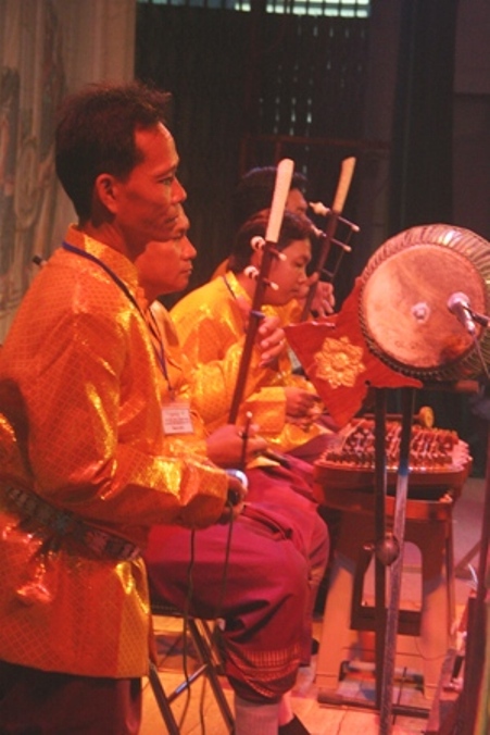 Nghệ nhân đứng ngoài cùng gõ cặp Chhưng (chập chã bằng đồng).