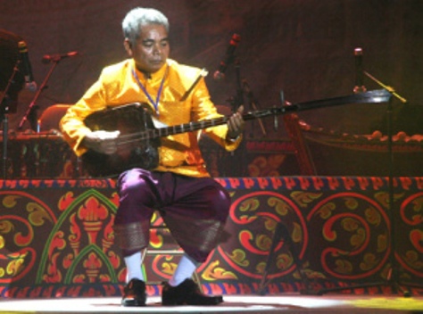 Nghệ nhân Danh Xà Rậm độc tấu Chapây Chomriêng huy chương vàng “Liên hoan nhạc cụ truyền thống các dân tộc Việt Nam” (Lần I- 2012).