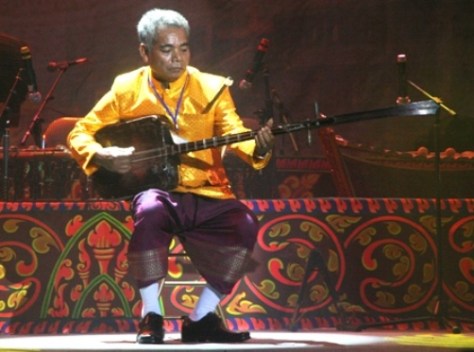 Nghệ nhân trên 60 tuổi Danh Xà Rậm độc tấu đàn Chapây chom riêng.