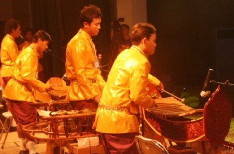 Nhạc công đang gõ ở Rooneat thung (bộ gõ bằng tre lớn).