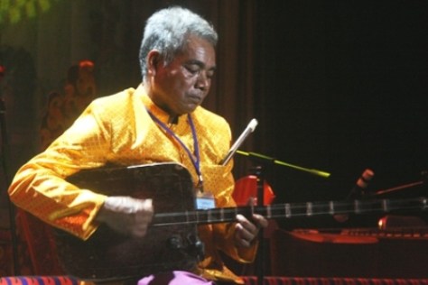 Những ngón tay lướt đàn điêu luyện, cây đàn nghệ nhân dùng đã có tuổi đời trên 100 tuổi.