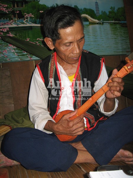 Nghệ nhân Mai Sen biểu diễn đàn Ta lư.