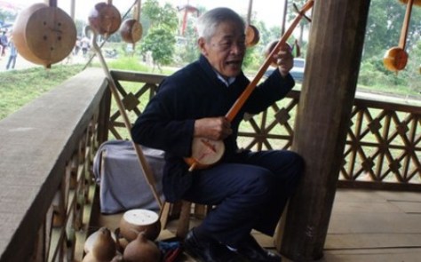 Nghệ nhân Nông Văn Nhay tỉ mỉ làm từ việc lên dây, thử dây và đặc biệt là việc thử âm của chiếc đàn. (S.N)