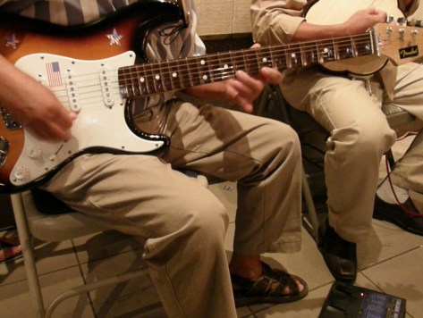 Cận cảnh cây đàn guitar phím lõm điện tử, bên dưới là Song Loan và dụng cụ Effect guitare kèm theo đàn guitar phím lõm điện tử để tăng hiệu quả âm thanh cho nhạc cụ. (Băng Huyền-Viễn Đông).