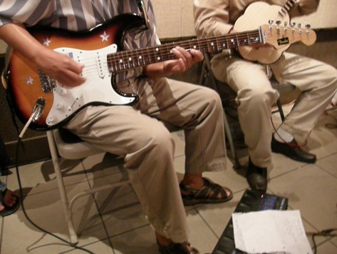 Cận cảnh cây đàn guitar phím lõm điện tử, bên dưới là Song Loan và dụng cụ Effect guitare kèm theo đàn guitar phím lõm điện tử để tăng hiệu quả âm thanh cho nhạc cụ. (Băng Huyền-Viễn Đông)