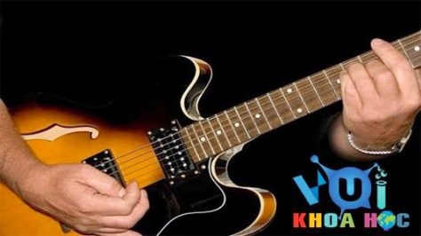 gphimlom_Nghệ sĩ đang đệm guitar