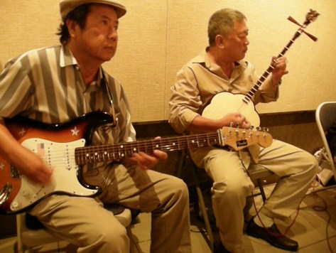 Nghệ sĩ đàn guitar phím lõm Ngọc Thanh, nghệ sĩ đàn sến Trần Khải đàn cho các nghệ sĩ hát trích đoạn cải lương, tân cổ, vọng cổ trong buổi diễn kỷ niệm ‘50 năm bảo tồn nghệ thuật Hát Bội’ của nghệ sĩ Dương Ngọc Bầy. (Băng Huyền-Viễn Đông)