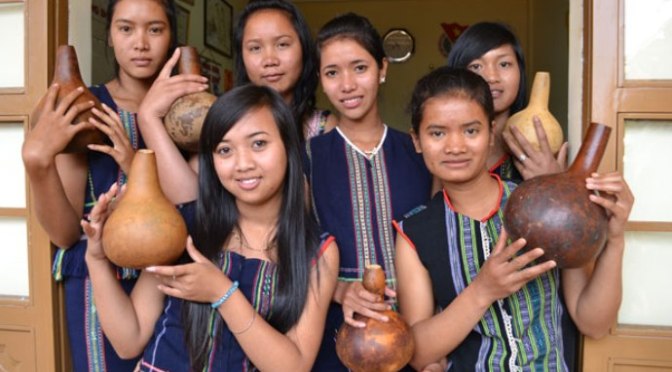 Các em học sinh Lưu trú sắc tộc