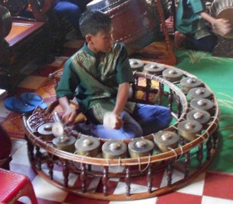 Kôông Vông Tôch trong dàn nhạc Pinn Peat tại Chùa Dơi.