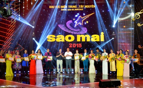 Lãnh đạo tỉnh Đắk Lắk tặng thưởng cho các thí sinh vào chung kết