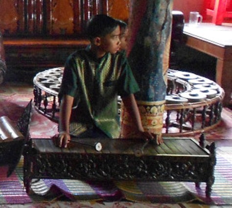 Rôneat Dek trong dàn nhạc Pinn Peat tại Chùa Dơi.